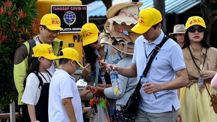 Chinese tourists board a fast boat for their trip from Serangan Island to Lombok Island in Denpasar, on Indonesias resort island of Bali, on January 25, 2023. (Photo by SONNY TUMBELAKA / AFP) (Photo by SONNY TUMBELAKA/AFP via Getty Images)