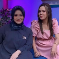 Nama keduanya viral di media sosial hingga diundang berbagai stasiun televisi, Sinta dan Jojo mengenang masa lalu mereka saat naik daun karena lipysnc Keong Racun. Bayaran dulu Rp 50 juta satu orang. Alhamdulillah. Waktu itu 19 tahun jadi kena mental kaget karena waktu itu kita orang yang terkenal lewat lipsync dan ditanya prestasinya apa? Dulu kita pertama kali kita doang, saut Shinta. Foto: Dok. Instagram @sisisinta.