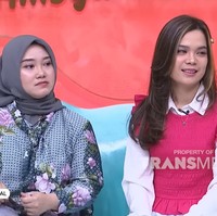Sinta dan Jojo mengaku sempat merasa canggung saat pertama kali bertemu. Iya karena sudah lumayan lama pasti ada yang berubah, sempat nangis terharu juga baru kemarin banget ketemu karena ingat zaman dulu viral pas Keong Racun, saut Shinta. Dulu segi mentalnya masih kekanak-kanakan kalau menerima omongan atau bullyan orang itu masih baper dan nangis. Ada Jojo dan saling menguatkan. Kesulitannya banyak, kalau waktu dulu kita satu kosan bareng kamarnya benar-benar kehidupan baru buat kita masuk duani entertaimenr, kita pulangnya malam dan tidurnya pagi, kerja, kenang Jojo. Foto: Dok. Youtube Trans Tv Official.