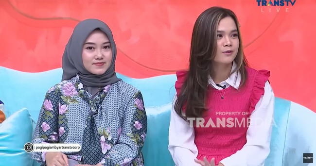 Sinta mengaku akan menetap di Indonesia selama beberapa bulan. Untuk beberapa bulan ke depan ada banyak undangan mumpung di sini. Aku sama Jojo itu teman SMA sahabatan satu geng SMA 1 Cimahi, Jawa Barat. Kita tiga tahun tidak bertemu, pandemi kita ketemuan sebentar karena aku juga lahiran, ucap Sinta sambil tersenyum riang. Foto: Dok. Youtube Trans Tv Official.