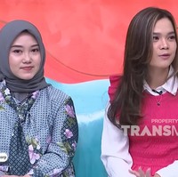 Sinta mengaku akan menetap di Indonesia selama beberapa bulan. Untuk beberapa bulan ke depan ada banyak undangan mumpung di sini. Aku sama Jojo itu teman SMA sahabatan satu geng SMA 1 Cimahi, Jawa Barat. Kita tiga tahun tidak bertemu, pandemi kita ketemuan sebentar karena aku juga lahiran, ucap Sinta sambil tersenyum riang. Foto: Dok. Youtube Trans Tv Official.