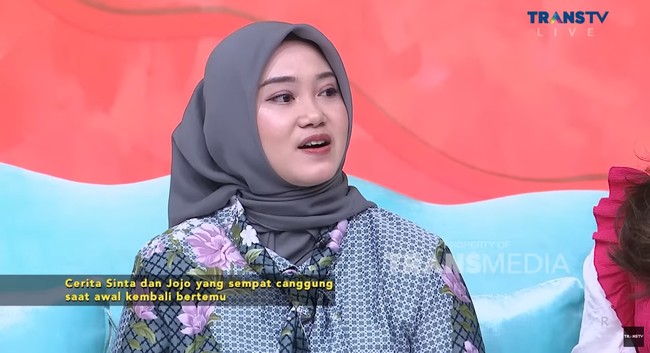 Jojo kemudian juga mengungkapkan kegiatannya usai viral lewat lagu Keong Racun berlalu. Kalau aku setelah Sinta menikah, aku punya satu anak. Pada saat menikah Sinta nggak datang hanya video call aja. Aku sekarang di Jakarta ikut suami. Aku di media sosial aja endorse-endorse. Sekarang aktif lagi bikin-bikin konten aktif lagi, jelas Jojo. Foto: Dok. Youtube Trans Tv Official.
