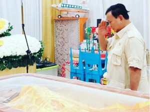 Prabowo Melayat Jenazah Lieus Sungkharisma, Keluarga Merasa Terhormat