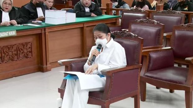 Putri Candrawathi menangis bacakan pleidoi (dok. TV Pool)