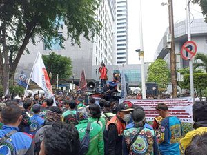 Massa Aksi Driver Ojol Geruduk DPRD DKI, Minta Jalan Berbayar Dibatalkan