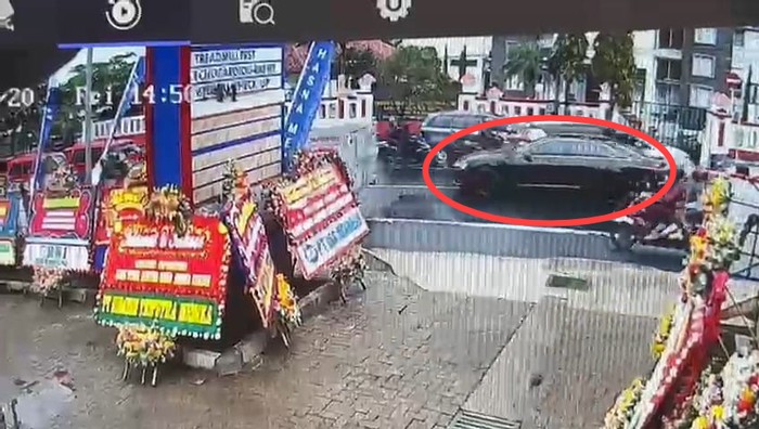 Rekaman CCTV memotret mobil sedan penabrak mahasiswi Unsur Cianjur