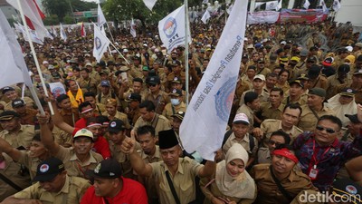 Potret Ribuan Perangkat Desa yang Geruduk Gedung DPR
