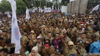 Massa yang tergabung dalam Persatuan Perangkat Desa Indonesia (PPDI) menggelar unjuk rasa di depan Gedung Parlemen, Jakarta Pusat.