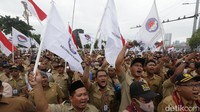 Adanya demo ribuan perangkat desa ini, petugas kepolisian menutup sejumlah ruas jalan dari arah Jalan Gatot Subroto menuju Slipi.