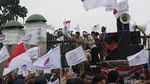 Potret Ribuan Perangkat Desa yang Geruduk Gedung DPR