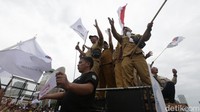 Mereka menuntut perpanjangan masa jabatan kepala desa yang sebelumnya enam tahun menjadi sembilan tahun.
