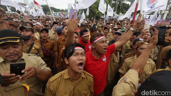 Ribuan perangkat desa melakukan aksi unjuk rasa didepan Gedung DPR RI, Jakarta, Rabu (25/1/2022). Dalam aksi ini, para perangkat desa menuntut mengenai status kepegawaian perangkat desa yang selama ini tidak ada kejelasan.
