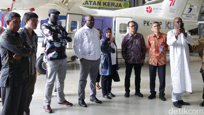 Rombongan dari Guinea meninjau pabrik pembuatan pesawat CN235 buatan PTDI di Kota Bandung, Rabu (25/1/2023)