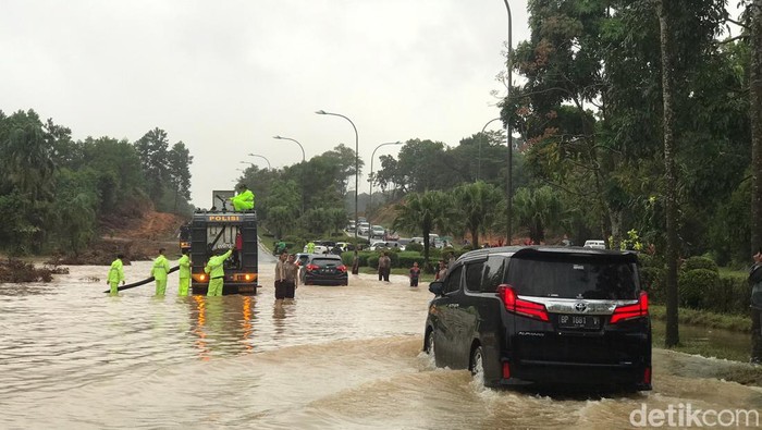Sejumlah kendaraan menerobos banjir yang menggenangi Jalan Hang Tuah, Batam. (Alamudin/detikSumut)