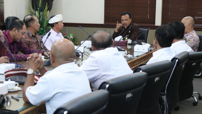 Sekda Provinsi Bali Dewa Made Indra saat memimpin rapat koordinasi terkait kenaikan HET LPG 3 Kg.