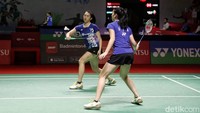 Annie Xu/Kerry Xu berupaya keras mengimbangi Lanny/Ribka selama pertandingan.