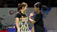 Menang dua gim langsung, wajah semringah terpancar dari keduanya.