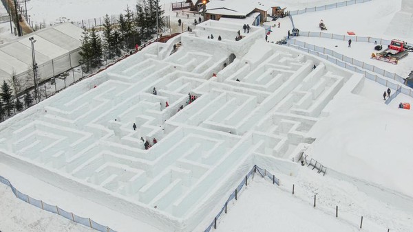 Kota ini jadi makin populer dengan dibangunnya sebuah labirin es raksasa yang disebut sebagai yang terbesar di dunia. Bayangkan saja, luasnya sekitar 2.508 meter persegi dan terbuat dari 60.000 buah balok salju.  