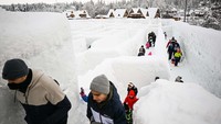Kota Zakopane yang terletak di ceruk lembah antara Gunung Tatra dan Bukit Gubalowka, memang dikenal sebagai ibukota musim dinginnya Polandia. Kota ini menjadi destinasi wisata utama bagi traveler yang ingin bermain ski, sambil menikmati pemandangan salju pegunungan Tatra yang indah.  