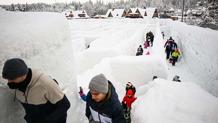 ZAKOPANE, POLAND â JANUARY 17 : People enjoy ice sculptures at the complex where the biggest snow maze in the world is located in Zakopane, Poland, January 17, 2022. The snow maze idea was created for the first time in the winter season of 2015/2016 with an  area of 2500 square metters and was already consider the biggest snow maze in the world. This season the organization increased the size to 3000 square metters and still keeps the title of the biggest snow maze in the world. Poland recently registered 100 thousand deaths by coronavirus and today marked an increased of 34% in covid-19 cases compared to last week. (Photo by Omar Marques/Anadolu Agency via Getty Images)