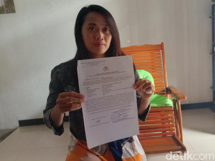 Seorang penyanyi di Kabupaten Pati, Jawa Tengah, korban kekerasan dalam rumah tangga (KDRT) menunjukkan surat laporannya ke polisi, Rabu (25/1/2023).