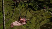 Apabila ingin merasakan sensasi wisata yang mungkin sedikit menegangkan, kamu bisa coba menaiki beberapa ayunan yang telah disediakan. (Getty Images/Agung Parameswara)