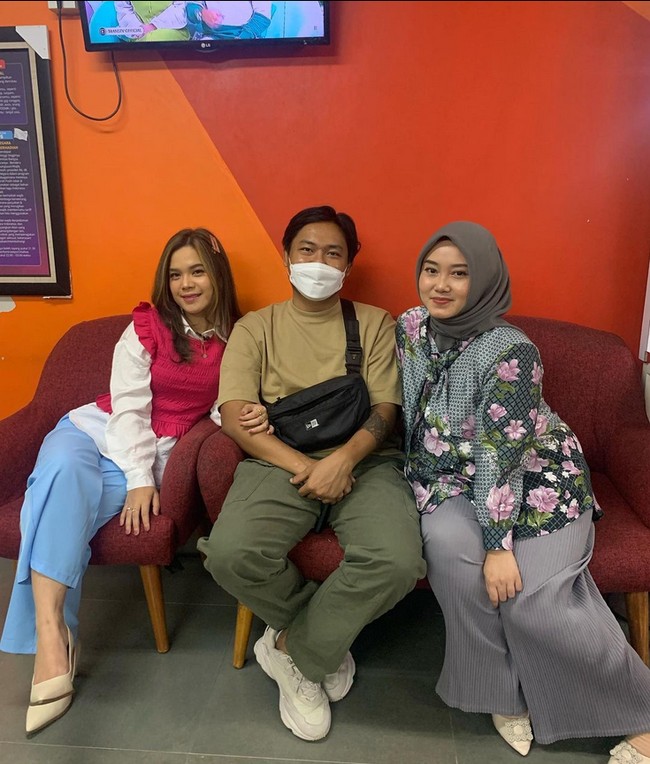 Sinta menjelaskan pertama kali kenal dengan suaminya karena meupakan kakak kelasnya waktu zaman SMA. Suami aku itu kakak kelas waktu SMA. Jadi di sana suami aku owner sekaligus pegawai sekarang masih tinggal di sana cuman di sini aku liburan. Sebelumnya 3 tahun pandemi aku tidak bisa pulang, kata Sinta.  Foto: Dok. Instagram @sisisinta.