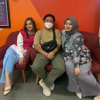 Sinta menjelaskan pertama kali kenal dengan suaminya karena meupakan kakak kelasnya waktu zaman SMA. Suami aku itu kakak kelas waktu SMA. Jadi di sana suami aku owner sekaligus pegawai sekarang masih tinggal di sana cuman di sini aku liburan. Sebelumnya 3 tahun pandemi aku tidak bisa pulang, kata Sinta.  Foto: Dok. Instagram @sisisinta.