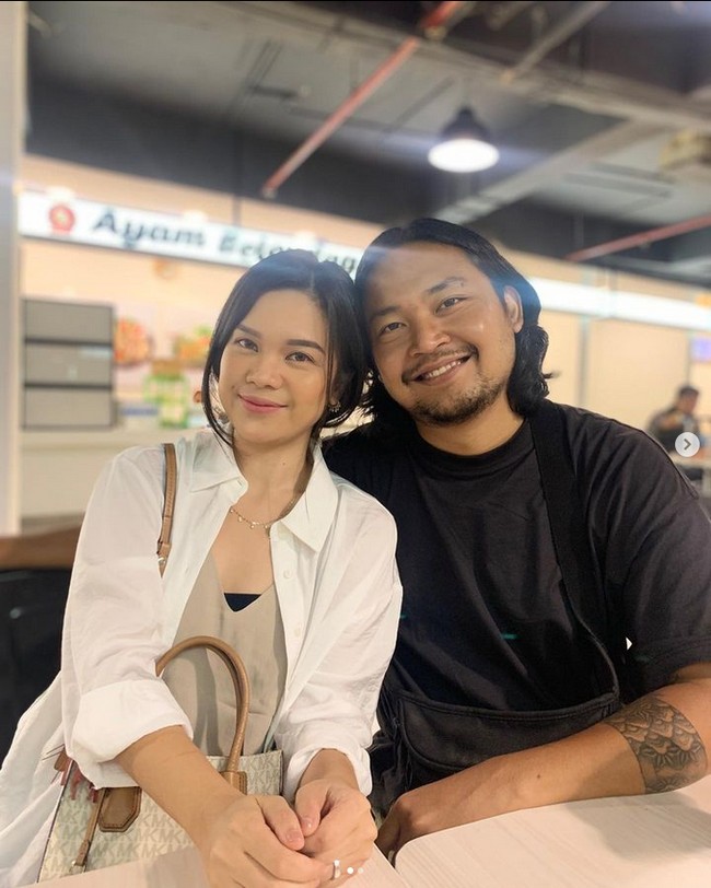 Ia mengungkapkan menu makanan yang suaminya jual di New Caledonia dan alasan ikut tinggal di sana. Makanan spesial Indonesia, ada bule-bule itu suka masakan Indonesia. Ada rendang, mie goreng, sate, gado-gado, dan gulai. Waktu itu aku mau tenang dulu gak dunia entertaiment, jelasnya.  Foto: Dok. Instagram @sisisinta.