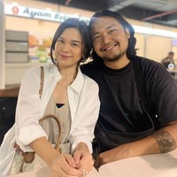 Ia mengungkapkan menu makanan yang suaminya jual di New Caledonia dan alasan ikut tinggal di sana. Makanan spesial Indonesia, ada bule-bule itu suka masakan Indonesia. Ada rendang, mie goreng, sate, gado-gado, dan gulai. Waktu itu aku mau tenang dulu gak dunia entertaiment, jelasnya.  Foto: Dok. Instagram @sisisinta.