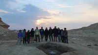 Lokasi penggalian dan penemuan kain kuno. Jadi dari mana sutra Nahal Omer berasal? Tim menegaskan yang jelas, bukan dari Nahal Omer. Tim akan menganalisis pola, teknik menenun, dan fitur lainnya untuk menetapkan tempat produksi, baik benang sutera maupun kain. Pilihan sumber bahan baku termasuk China dan India, tetapi mungkin juga Mediterania. Penelitian di masa depan juga akan mencari petunjuk tentang bagaimana perdagangan dan budidaya sutera berkembang di sepanjang Jalur Sutera di utara Israel itu. (Foto: Prof Guy Bar-Oz (Universitas Haifa) dan tim via Haaretz)