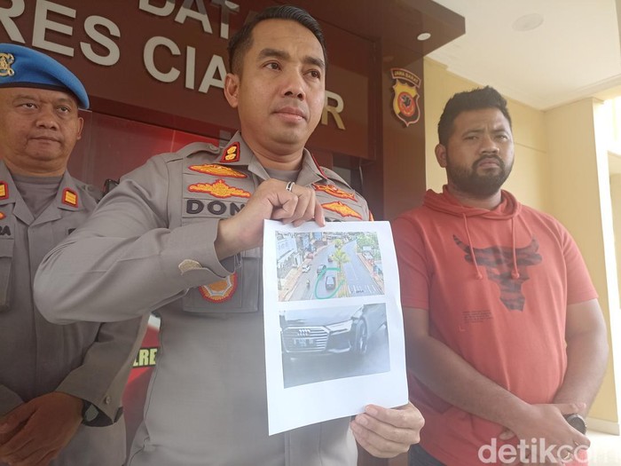 Kapolres Cianjur AKBP Doni Hermawan tunjukan mobil yang diduga menabrak Selvi mahasiswa Unsur Cianjur hingga tewas, Rabu (25/1/2023).