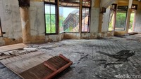 Sementara di THR sendiri memiliki luas kurang lebih 35.703,69 m², masih ada bangunan yang tampak jelas. Yakni kantor UPTD Taman Hiburan Rakyat Surabaya dan kolam renang THR yang ada di belakang TRS.
