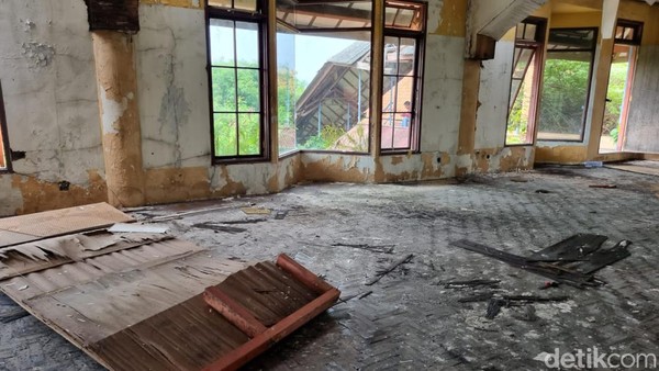 Sementara di THR sendiri memiliki luas kurang lebih 35.703,69 m², masih ada bangunan yang tampak jelas. Yakni kantor UPTD Taman Hiburan Rakyat Surabaya dan kolam renang THR yang ada di belakang TRS. Sementara di THR sendiri memiliki luas kurang lebih 35.703,69 m², masih ada bangunan yang tampak jelas. Yakni kantor UPTD Taman Hiburan Rakyat Surabaya dan kolam renang THR yang ada di belakang TRS.