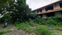 Kantor UPTD THR menjadi usang, namun bangunan masih lebih terawat ketimbang TRS. Kursi-kursi di depan pun masih terlihat bersih, meski di sekitarnya banyak tumbuhan liar.