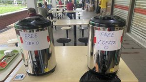 Salut! Warung Nasi Padang Ini Bagikan Teh dan Kopi Gratis Saat Imlek