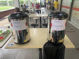 Salut! Warung Nasi Padang Ini Bagikan Teh dan Kopi Gratis Saat Imlek