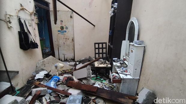 tembok ambruk timpa rumah