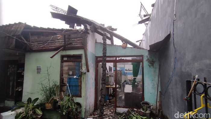 tembok ambruk timpa rumah