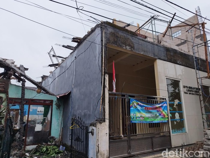 tembok ambruk timpa rumah