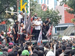 Temui Pendemo, Anggota DPRD DKI Didesak Massa Aksi Driver Ojol Tolak ERP