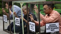 Dalam aksinya, mereka dikurung dalam jeruji kandang sebagai bentuk penderitaan luwak.