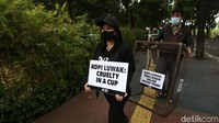 Massa mendesak pihak berwenang melarang peternakan luwak untuk produksi kopi luwak.