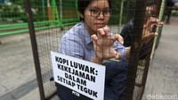 Investigasi berulang oleh PETA telah mengungkap bahwa luwak di Indonesia dijejalkan dalam kandang yang sempit, penuh kotoran, dengan hampir tanpa tempat untuk bergerak. Banyak dari luwak tersebut memiliki luka terbuka, atau berperilaku stereotipikal yang menunjukkan stress ekstrim, seperti mondar-mandir terus menerus.
