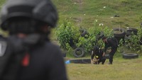 Anggota tim Gegana Brimob Polda Jateng melakukan persiapan untuk memusnahkan sebuah mortir di lapangan tembak Kodim 0723 Klaten, Trucuk, Klaten, Jawa Tengah, Rabu (25/1/2023).