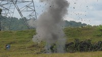 Asap mengepul setelah sebuah mortir berhasil diledakan oleh tim Gegana Brimob Polda Jateng.