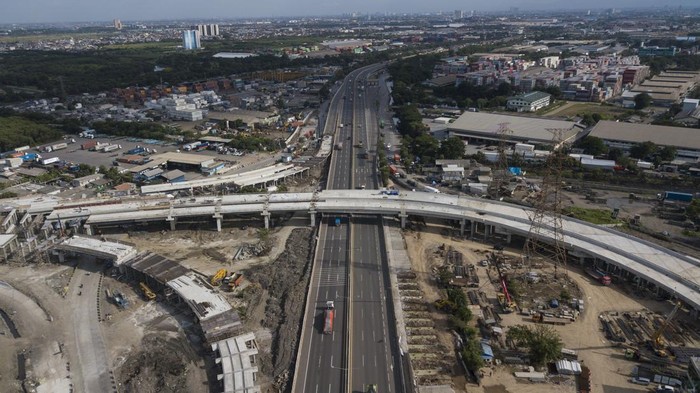 Pekerja menyelesaikan pembangunan konstruksi  Jalan Tol Cibitung-Cilincing (JTCC) seksi 4 di Jakarta Utara, Selasa  (24/1/2023). Pembangunan Tol JTCC seksi 4 ruas Tarumajaya-Cilincing sepanjang 7,28 Km progres pembangunannya telah mencapai 97,60 persen dan ditargetkan konstruksinya selesai pada Februari 2023. ANTARA FOTO/ Fakhri Hermansyah/aww.