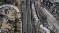 Foto udara pembangunan Jalan Tol Cibitung-Cilincing (JTCC) seksi 4 di Jakarta Utara, Selasa (24/1/2023).