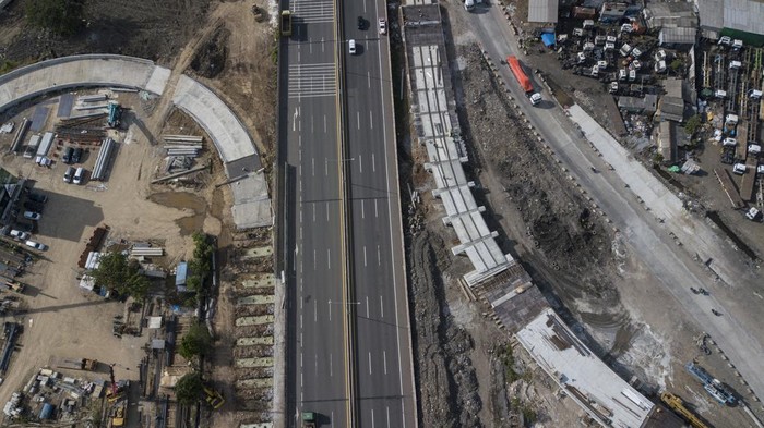 Top! Tol Cibitung-Cilincing Ditargetkan Rampung Februari Pekerja menyelesaikan pembangunan konstruksi Jalan Tol Cibitung-Cilincing (JTCC) seksi 4 di Jakarta Utara, Selasa (24/1/2023). Pembangunan Tol JTCC seksi 4 ruas Tarumajaya-Cilincing sepanjang 7,28 Km progres pembangunannya telah mencapai 97,60 persen dan ditargetkan konstruksinya selesai pada Februari 2023. ANTARA FOTO/ Fakhri Hermansyah/aww.