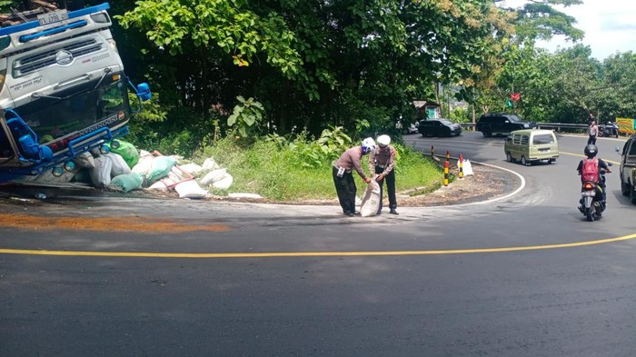 Truk bermuatan gaplek terguling di tikungan Bokong Semar Jalan Jogja-Wonosari, Piyungan, Kabupaten Bantul, Rabu (25/1/2023).